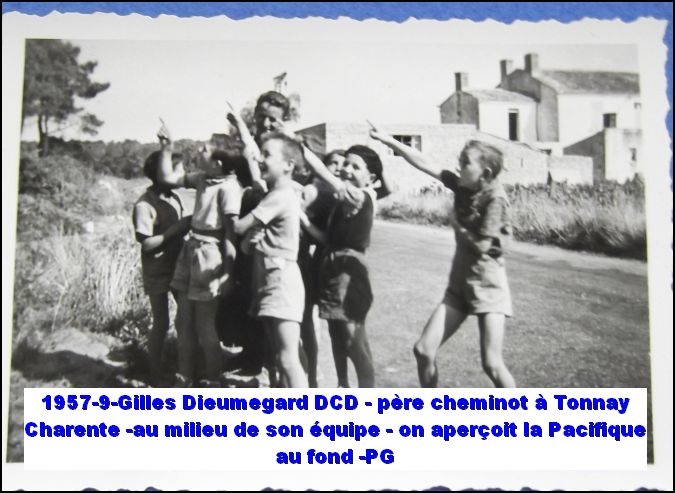 Septembre 1957 Gilles Dieumegard DCD - père cheminot à Tonnay Charente -au milieu de son équipe - on aperçoit la Pacifique au fond
